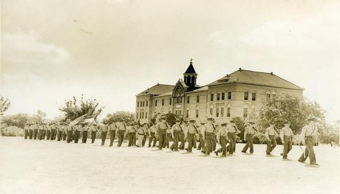 大约1942-1946年，学员列队经过主楼.